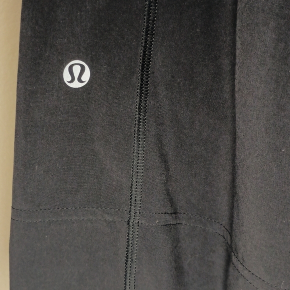 Lululemon Black T.H.E. Short Linerless 11" - Picture 4 of 8